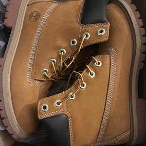Timberland Boots (“Construction Timbs”) Big Kids size 6